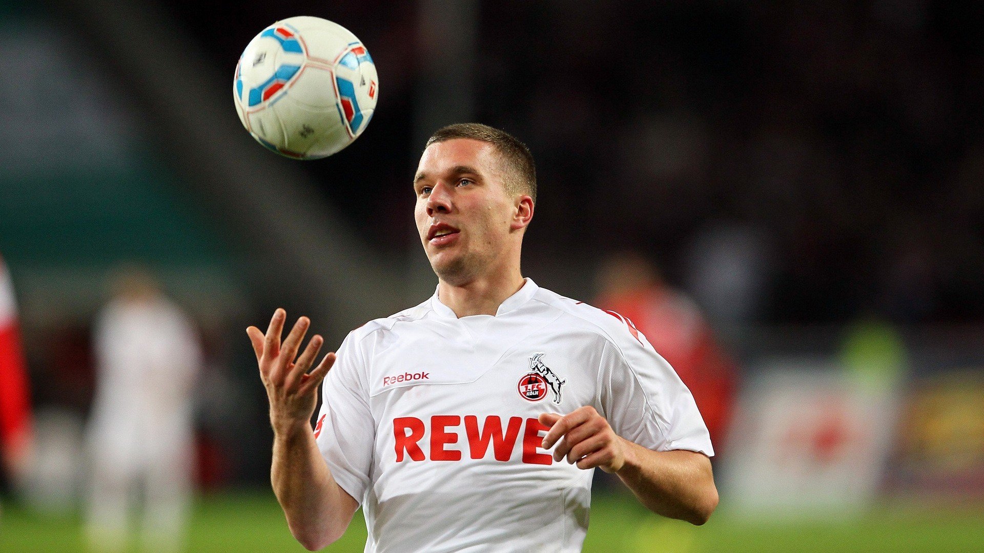 足球赛场上的激情对决，谁将脱颖而出？，足球激动