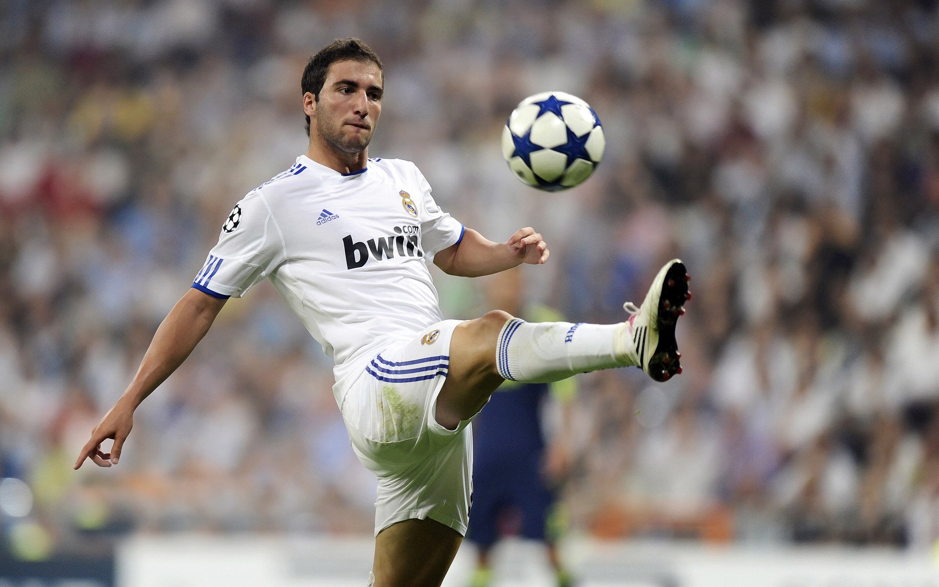 足球比赛球场配备新的灯光系统，提升观赛体验，足球场灯光高度要求