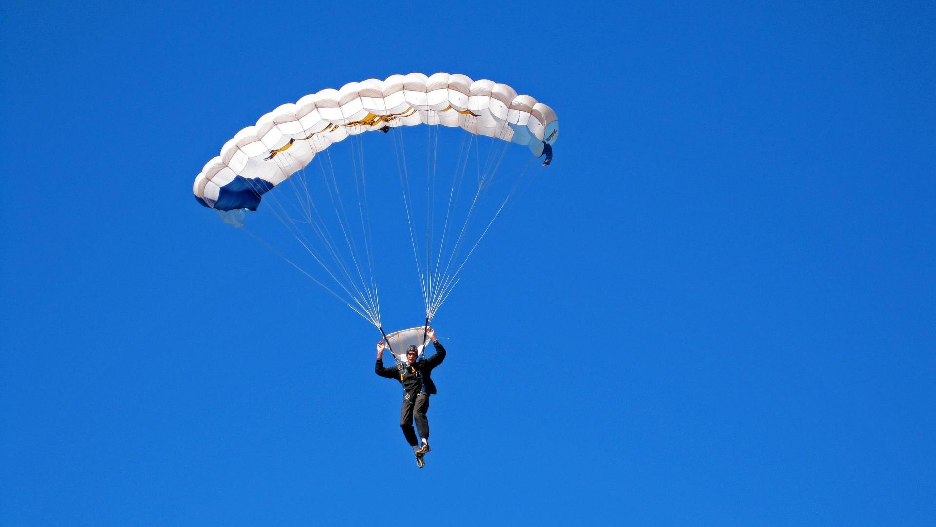 九游娱乐官网-环境适应：车手如何应对高海拔与湿滑赛道